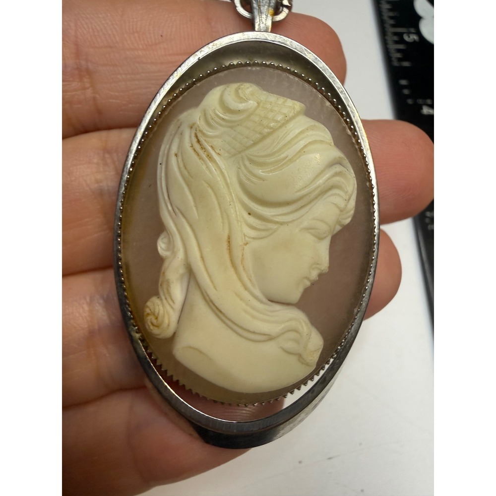Vintage Silver Tone Carved Shell Cameo Pendant Necklace Oval Lady Profile 18 In